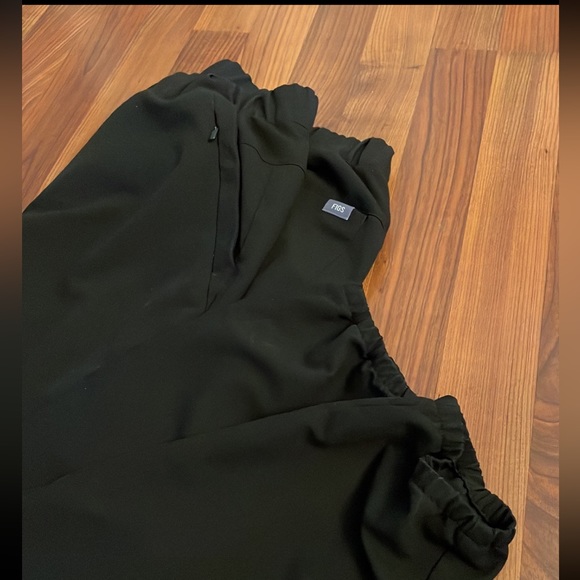 Figs Large Black TALII Jogger 20 pocket scrub pant EUC - Picture 3 of 9